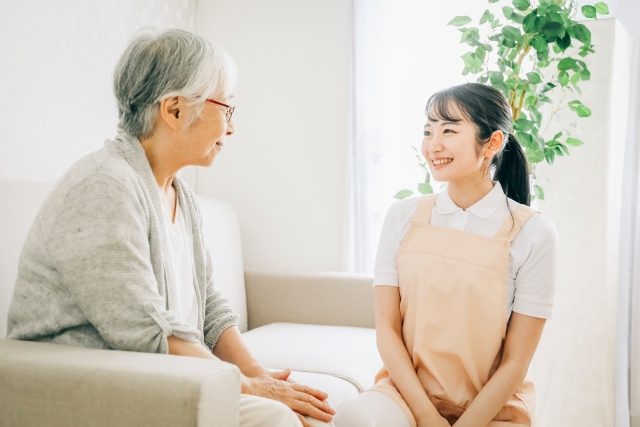 リハビリスタッフと高齢者の会話