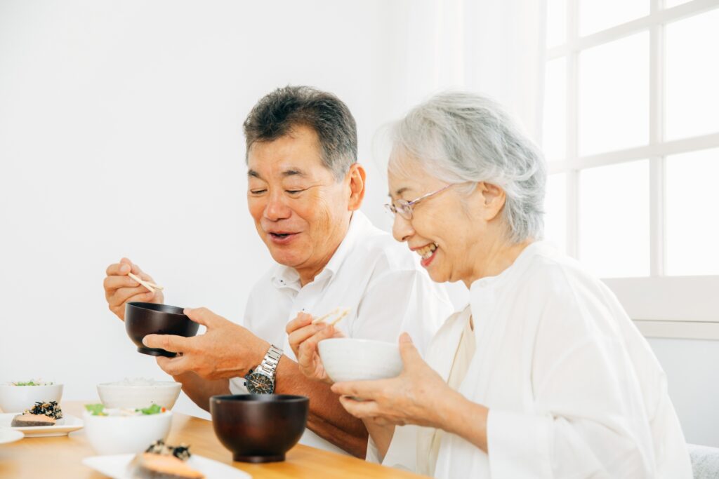 食事中の２人の高齢者