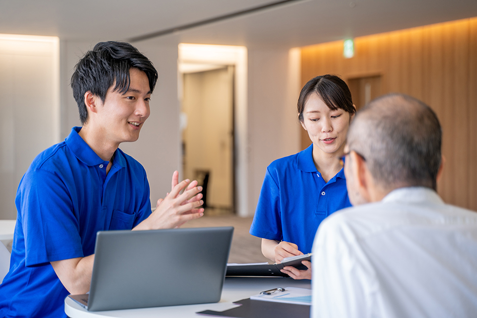 施設スタッフと高齢者の会話